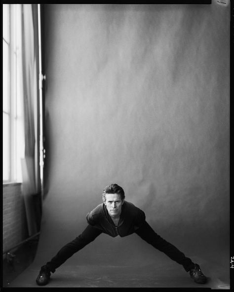 Willem Dafoe (Interview Russia) Funny Poses, Willem Dafoe, Septième Art, Foto Poses, Silly Images, How To Pose, Really Funny Pictures, Photography Inspo, Photoshoot Poses