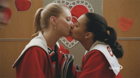 First Kiss Stories, Kiss Stories, Glee Santana And Brittany, Brittany And Santana, Tumblr Relationship, Cute Couples Texts, Heather Morris, Chico California, Relationship Gifs