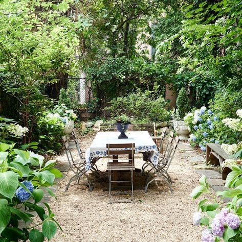 25 Seriously Jaw Dropping Urban Gardens | Laurel Home Pea Gravel Patio Ideas, Gravel Patio Ideas, Pea Gravel Patio, Small Urban Garden, Provence Garden, Patio Trees, Garden Patio Decor, Gravel Patio, Exquisite Gardens