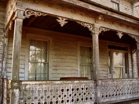 Victorian Porch Ideas, Architecture Victorian, Gingerbread Trim, Victorian Porch, Primitive Homes, Living Vintage, New Orleans Homes, Farmhouse Porch, Old Farm Houses