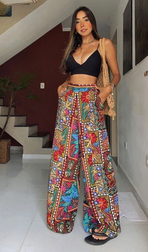 Foto: kathynarah - Looks estampados, cropped preto, saia wide leg soltinha e chinelo nuvem Hippie Chic Outfits, Looks Hippie, Look Hippie Chic, Cute Cheap Outfits, Ugly Outfits, Look Boho Chic, Boho Inspo, Estilo Hippie, Boho Style Outfits