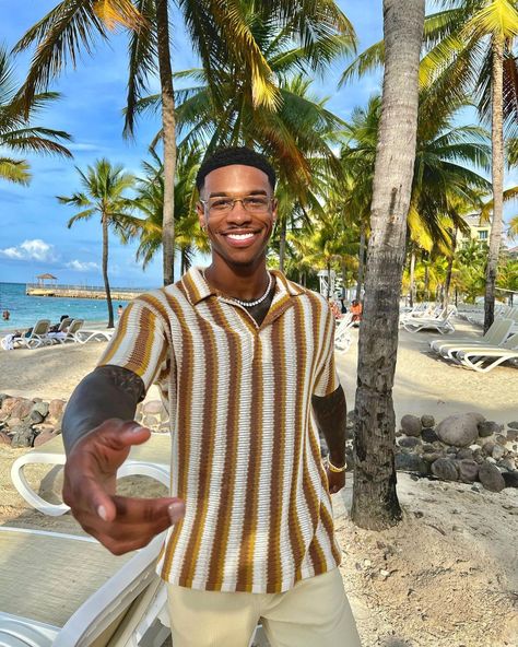 Black Men Holiday Outfit Summer, Black Men’s Holiday Outfit, Men Vacay Outfits, Man Vacation Outfits, Mens Tropical Outfits, Light Skin Men Outfits, Men’s Beach Outfits, Men’s Vacation Style, Vacation Men’s Fashion