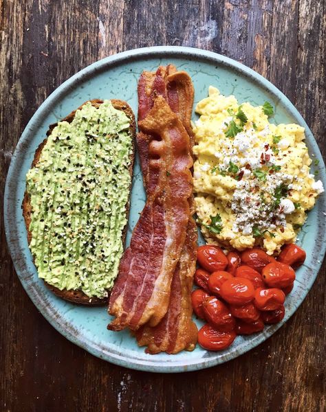 Avocado Toast with Bacon and Scrambled Eggs on the feedfeed Bacon Eggs Breakfast, Avocado Dessert, Scrambled Eggs Recipe, Avocado Toast Recipe, Pasti Sani, Avocado Salat, Avocado Breakfast, Stuffed Avocado Healthy, Deilig Mat