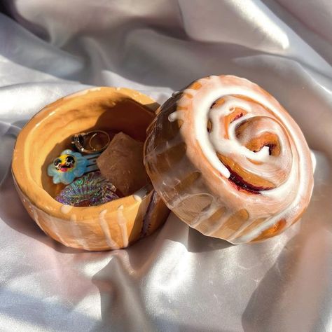 faith charlotte on Instagram: "the cinnamon roll box - open now! last chance of the year to grab one! thank you for all the love on this trinket box 🥹♥️ • • • • #clay #clayart #trinket #trinkettray #trinketbox #claybox #jewelrybox #food #foodart #cinnamonrolls #cinnamonroll #cuteart #realistic #dessert #art #baking #bakery #frosting" Trinket Box Clay, Kawaii Ceramics, Bakery Frosting, Hobbies Aesthetic, Apartment Planning, Shein Home Decor, 2023 Wishlist, Dessert Art, Clay Box