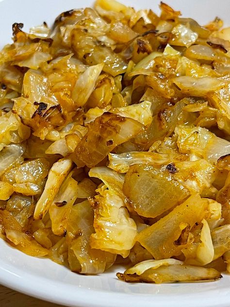 Fried cabbage and onions makes a delicious, easy, quick and nutritious vegetable side dish for a Southern style lunch or dinner! Vegetarian Cabbage Recipes, Caramelized Cabbage, Cabbage And Onions, Easy Cabbage Recipes, Fried Cabbage Recipes, Cabbage Side Dish, Cabbage Recipes Healthy, Buttered Cabbage, Vegetable Side Dish