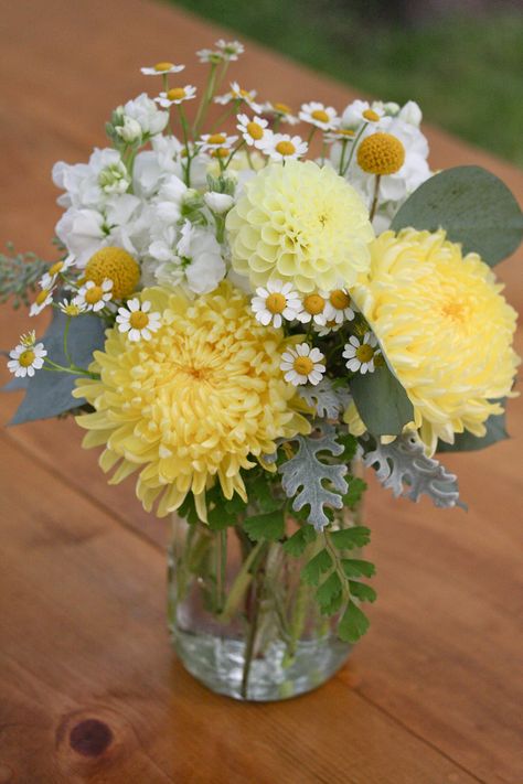 Spring Flower Arrangements Centerpieces, Spring Flower Arrangements, Beauty Flowers, Diy Arrangements, Trendy Flowers, Deco Floral, Spring Flower, Flower Farm, Floral Centerpieces