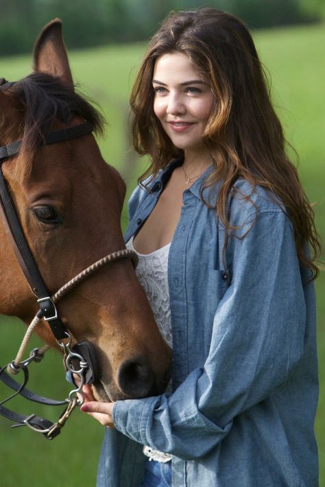 Danielle Campbell as Feyre Danielle Campbell The Originals, Dani Campbell, Paz Hippie, Female Book Characters, Davina Claire, Danielle Campbell, The Cw, Fav Celebs, Hottest Celebrities