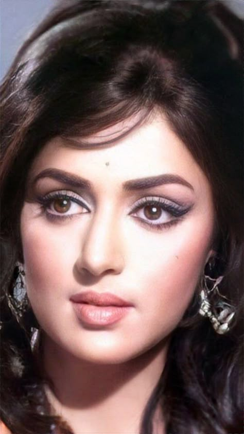 Old Heroines Bollywood, Old Actress Bollywood, Hindi Heroines Hd Photos, 70s Bollywood Actress, 50s Bollywood Actress, Old Bollywood Actress Makeup, Madhuri Dixit Eye Makeup, Old Bollywood Actress, Bollywood Makeup