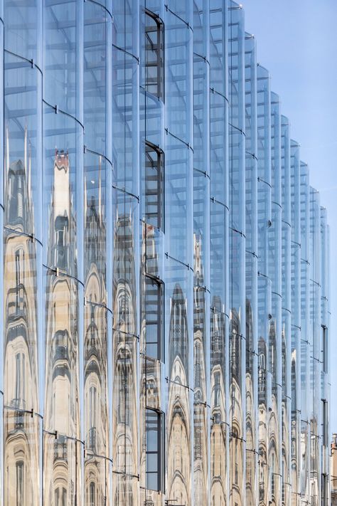 SANAA's rippling glass façade bookends 'la samaritaine' restoration Hospital Building, Mall Facade, Hotel Facade, Facade Material, Glass Building, Facade Lighting, Billboard Design, Zaha Hadid Architects, Curtain Wall