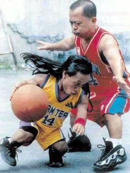 Dwarf Playing Basketball Funny Basketball Pictures, Funny Basketball Memes, Basketball Funny, Basketball Pictures, Blog Images, Sports Humor, Life Blogs, Little People, Funny Photos