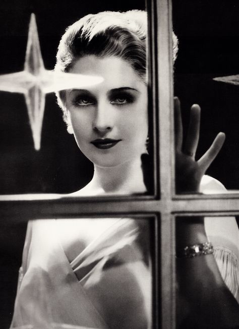 Portrait of Norma Shearer for Strange Interlude. Photo: George Hurrell, 1932. Adrienne Ames, Stars D'hollywood, George Hurrell, Norma Shearer, Loretta Young, Jean Harlow, Classic Movie Stars, Classic Actresses, Actrices Hollywood