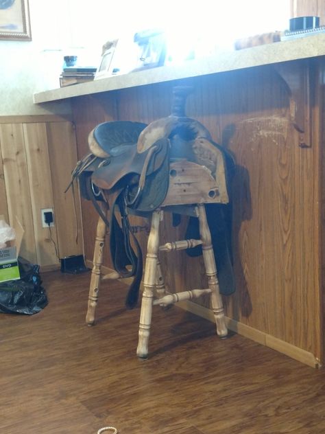 What To Do With Old Saddles, Old Saddle Repurpose, Saddle Display Ideas House, Diy Saddle Rack, Repurposed Saddle, Saddle Display, Saddle Decor, Western Projects, Horse Trailer Organization