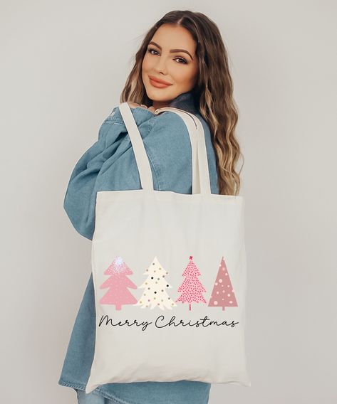 Ideas Regalos Amigas, Painted Canvas Bags, Christian Tote Bags, Christmas Dreaming, Painted Tote, Christmas Rugs, Christmas Tote Bags, Christmas Tote, Christmas Cushions