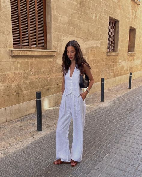 How To Style Linen Pants, Italian Summer Outfits, Chique Outfit, Vogue France, Chique Outfits, Honeymoon Outfits, Europe Outfits, Italian Outfits, Italy Outfits