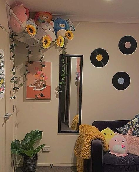 Room Ideas Squishmallows, Squishmallow Bedroom Aesthetic, Bedroom With Squishmallows, Plushie Hammock Aesthetic, Squishmallows Hammock, Sunflower Room Decor Ideas, Squishmallows Aesthetic Room, Squishmallow Organization Ideas, Squishmallows Organization