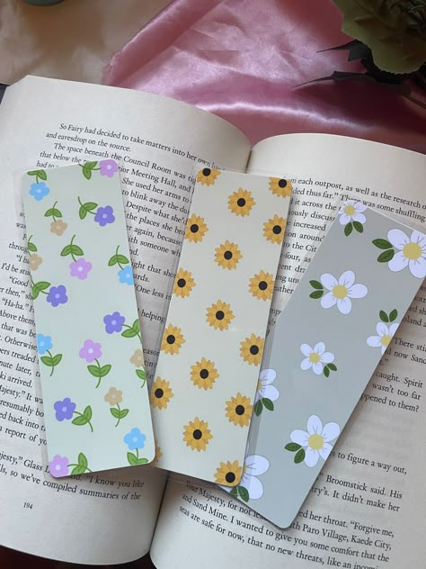 Buku Diy, Handmade Bookmarks Diy, Penanda Buku, Diy Crafts Bookmarks, Creative Bookmarks, Bookmark Craft, Paper Bookmarks, Flower Bookmark, Cute Bookmarks