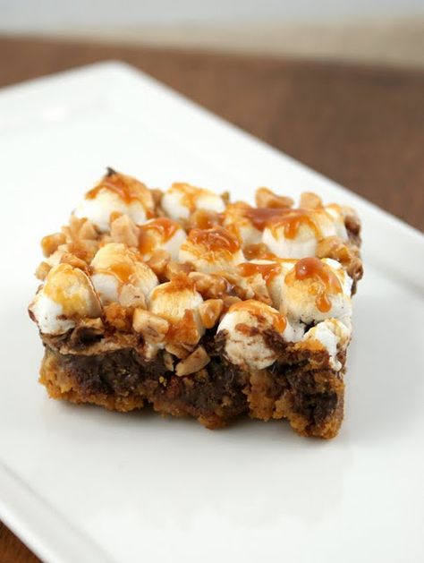 9 layer magic cookie bars - graham cracker, chocolate chips, coconut, pecans, mini marshmallows, heath bar, caramel sauce.... wait... that's only seven. Layer Cookie Bars, Magic Cookie Bar Recipe, Magic Cookie Bars, Magic Bars, Holiday Party Foods, Cookie Bar Recipes, Brownie Bar, San Francisco Bay, San Francisco Bay Area