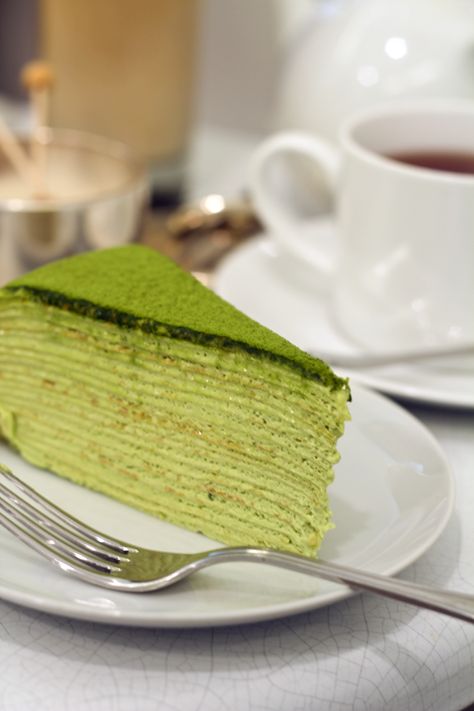 Oh yes, you read that right: Gluten-Free Mini Matcha Mille Crepe Cake. Queenie came up with this fantastic recipe and yup, it tastes as good as it looks. Green Tea Crepe Cake, Green Tea Dessert, Green Tea Cake, Matcha Cake, Best Green Tea, Green Cake, Matcha Recipe, Mille Crepe, Crepe Cake