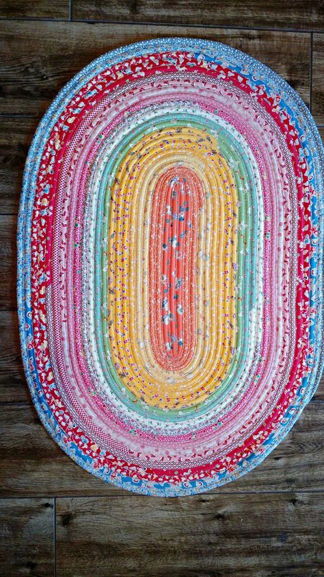 Placemat Rug, Jelly Roll Sewing, Jelly Roll Rug, Rag Rug Tutorial, Rope Rug, Braided Rag Rugs, Art Quilting, Rug Tutorial, Diy Desserts