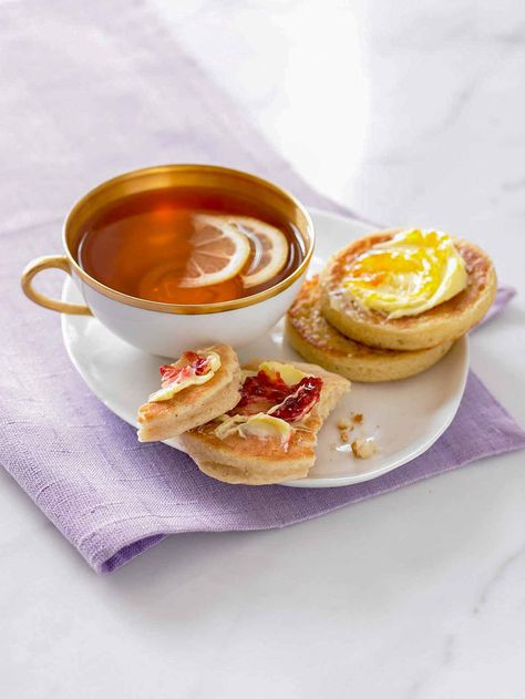 These English crumpets, a similar to the English muffin, and a traditional British breakfast bread, are simply divine when served with jam and butter. #crumpet #breadrecipes #breakfastrecipes English Crumpets, Crumpet Recipe, British Breakfast, Tea And Crumpets, Chocolate Scones, Tea And Books, Cuppa Tea, Bread Serving, Crumpets