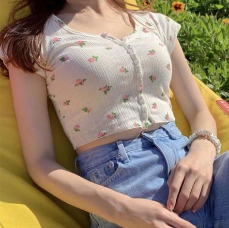 90's Aesthetic Clothes & Accessories | Vintage Style Clothing Hippies, Hippie T Shirt, Y2k Aesthetic Fashion, Mode Hippie, Floral Print Crop Top, Summer Crop Tops, Cropped Tops, Grunge Style, Floral Crop Tops