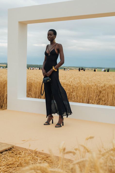 Jacquemus Fashion Show, Zara Campaign, Desert Fashion, Campaign Fashion, Beauty Event, Fashion Photography Poses, Androgynous Fashion, Model Life, Photoshoot Inspiration