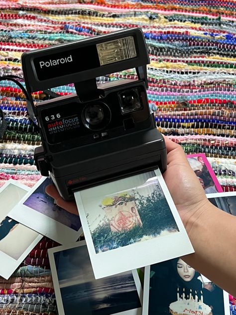 2000s Polaroid Camera, 90s Polaroid Camera, Poloroid Camera 80s Aesthetic, Polaroid Now Photos, Vintage Polaroid Camera Aesthetic, Polaroid Camera Aesthetic, Photography Aesthetic Camera, 80s Camera, 90s Polaroid