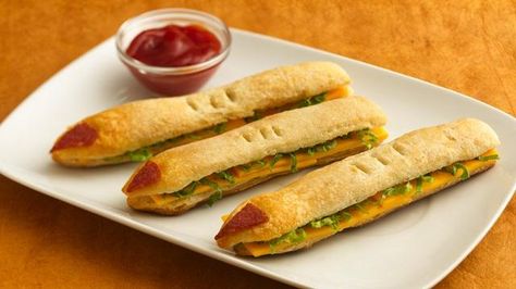 Served warm or cold, you can literally "point fingers" at family and friends with these easy sandwiches! Halloween Meals, Halloween Sandwiches, Halloween Party Menu, Witch Finger Cookies, Halloween Finger Foods, Recetas Halloween, Finger Cookies, Witches Fingers, Ahi Tuna