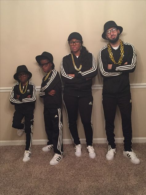 Run Dmc Costume 90 Rapper Costume, Diy Hip Hop Costume Ideas, 90s Hip Hop Costume Ideas, 80s Adidas Outfit, 90s Party Outfit Couples, 90s Rappers Costume, Hiphop Costume Ideas, 90s Hip Hop Outfits For Women Party, Hip Hop Theme Party Outfit