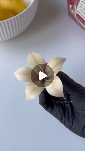 Flowers Made From Chocolate, Chocolate Flowers Cake, Modeling Chocolate Decorations, How To Make Chocolate Flowers, Modeling Chocolate Flowers, Chocolate Flower Cake, Cake With Chocolate Decoration, Chocolate Showpiece Ideas, Chocolate Art Decoration