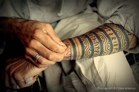 Mr. Dale demonstrating the art of skin-stitching on his arm. Photograph © Claire Artemyz. Arlo Tattoo, Runes Tattoo, Tattoo Avant Bras, Scandinavian Tattoo, Viking Tattoo Sleeve, Tattoo Band, Hipster Tattoo, Vikings Tattoo, Kunst Tattoos