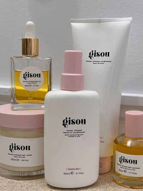 Gisou Hair, Products For Curly Hair, Pink Products, Healthy Hair Routine, Skincare Organization, Pretty Skin Care, Hair Perfume, Pretty Skin, Curly Hair Care