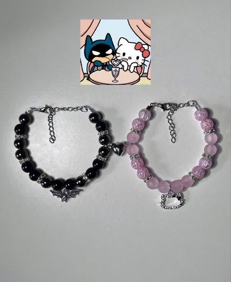 Cute Matching Accessories Couple, Couple Matching Bracelet, Matching Braclet Aesthetic, Cute Matching Jewelry For Couples, Matching Bracelets Aesthetic Beads, Couple Handmade Bracelets, Cute Matching Things For Couples, Batman And Hello Kitty Bracelets, Couple Matching Bracelets Diy