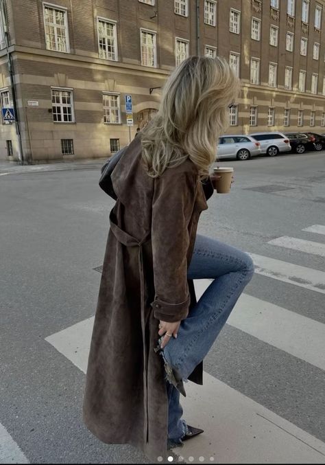 Fall Italy Outfits, Suede Jacket Outfit, Chique Outfit, Autumn Fits, Italy Outfits, Fall Fits, Outfits For Women, Mode Inspo, Moda Vintage