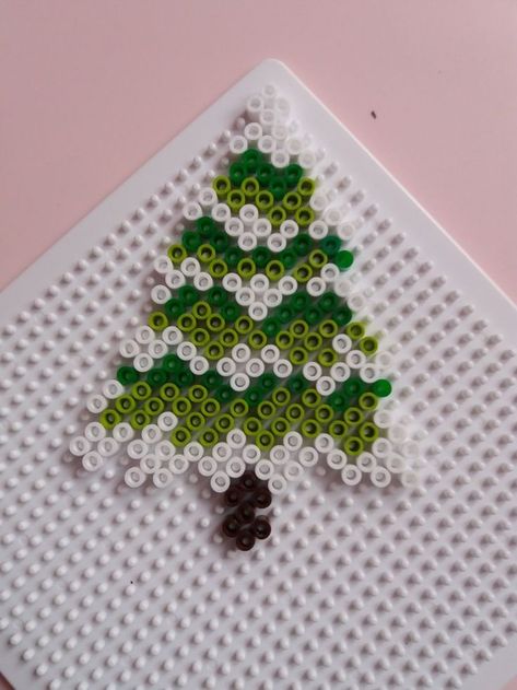 Hamma Beads Ideas Christmas, Fuse Bead Ornaments, Pyssla Christmas Ideas, Pyssla Ideas Christmas, Iron Beads Christmas, Christmas Tree Perler Beads, Perler Beads Ideas Christmas, Perler Christmas Ornaments, Hama Beads Christmas Pattern