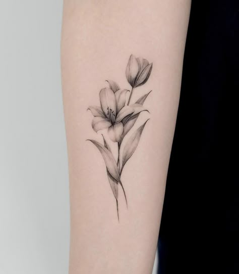 Calla Lily And Tulip Tattoo, Blooming Tulip Tattoo, Black Tulips Tattoo, Realistic Flowers Tattoo, Tulip And Lily Tattoo, Tulip Tatoos Ideas, Lily And Tulip Tattoo, Tulips Tattoos, Cool Wrist Tattoos For Women