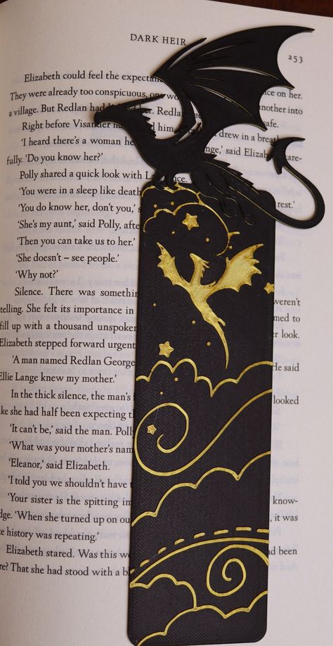 This 3D printed dragon bookmark is perfect for fans of "Fourth Wing" and the Empyrean book series. It is designed to be both beautiful and functional, with a detailed, textured cut out dragon at the top of the bookmark to add a touch of magic to your reading.   Features: Design: Inspired by "Fourth Wing", the bookmark has a black silhouette dragon cut out at the top. Size: The bookmark is 50 mm wide and 220 mm high. The dragon at the top is 85 mm wide. Colours: Bookmark comes in a striking gold metallic and black colour. Material: Made from durable 3D printed biodegradable plastic. Gift Idea: Great for book lovers, fantasy and romantasy readers   Visit my store to see the full range of bookmarks available https://www.etsy.com/au/shop/BashfulBookmarks   Specifications: Material: 3D printed Dragons Wings, Drawing Bookmarks Ideas, Crafty Bookmarks, Diy Dragon Crafts, Fourth Wing Drawing, Cover Book Ideas, Crafts For Book Lovers, Cool Bookmark Ideas, Toothless Bookmark