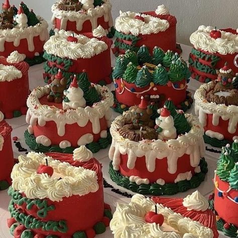 aesthetic christmas cakes, christmas treats, korean bakery style cakes Christmas Cake Aesthetic, Christmas Cake Designs, Xmas Cake, Christmas Cakes, Pretty Birthday Cakes, Cute Birthday Cakes, Cute Desserts, Noel Christmas, Vintage Cake