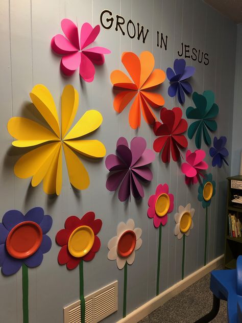 Spring School Decorations, Giant Vase, Spring Classroom Decorations, Spring Classroom, Spring School, Preschool Classroom Decor, Vase Display, Making Flowers, School Murals