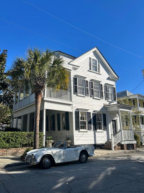 Charleston Aesthetic Vintage, Homes In Charleston Sc, Charleston South Carolina Apartments, House In South Carolina, Charleston House Aesthetic, South Carolina Apartments, Houses In Charleston Sc, Beaufort South Carolina Aesthetic, Charleston Aesthetic Home