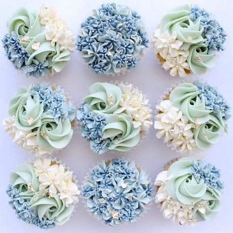 Eelynn Yong on Instagram: “My very rare mint and blue cupcakes 🧁 I usually hold back on using green tones for my roses but I am loving how the mint colour turned out…” Blue Flower Cupcakes, Blue Wedding Cupcakes, Grandmas Birthday, Cupcake Inspiration, Elegant Cupcakes, Green Cupcakes, Cupcake Decorating Tips, Fancy Cupcakes, Blue Cupcakes