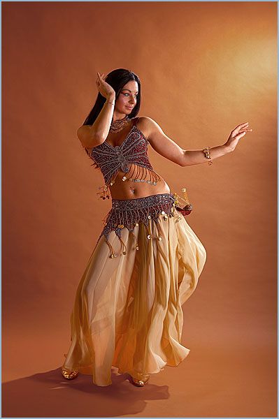 Belly Dance Pose Reference, Belly Dancer Outfits, Belly Dance Outfit, Dancers Outfit, Festival Makeup, Belly Dance Costumes, Fancy Blouse Designs, Dance Photos, Belly Dancers