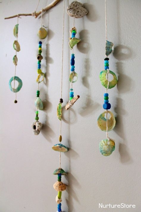 MAKE A SEA SHELL MOBILE Seaside Craft, Seashell Mobile, Shell Mobile, Summer Fair, Earth Day Crafts, Deco Nature, Ocean Crafts, Beach Crafts, Crystal Suncatchers