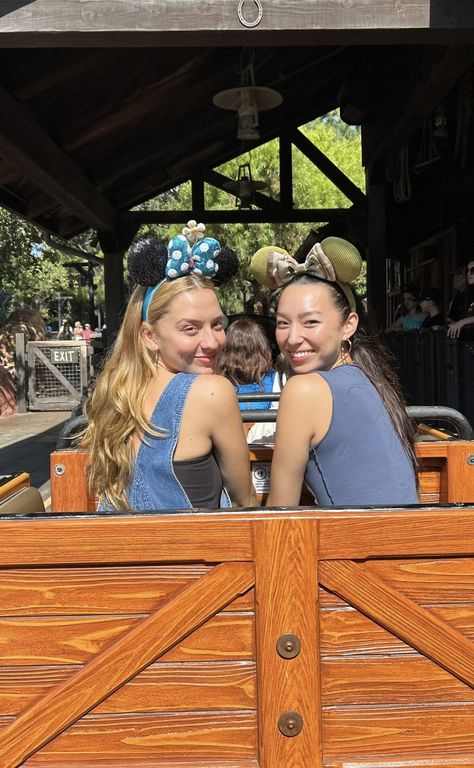 Disney Pic Inspo Friends, Best Friend Disney Trip, Disneyland With Best Friend, Disney With Best Friend, Disney Poses Ideas Best Friends, Disney Trip With Friends, Disney With Friends Aesthetic, Best Friends In Disney, Disney Photos Ideas