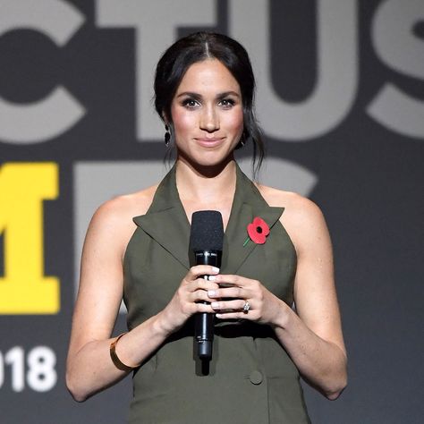 Here's What Meghan Markle Eats in a Day Meghan Markle Diet, Meghan Markle Weight, Oven Fried Fish, Postpartum Diet, Morning Routine Checklist, Vegan Tacos, Blueberries Smoothie, Eating Clean, Nutritious Snacks