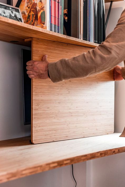 Bibliothèque bureau en bambou et acier avec cache écran et meubles de rangements Etagere Desk, Bamboo Bookcase, Ikea Hack, Bookcase, New Homes, Desk, Interior Design, Wood, Design