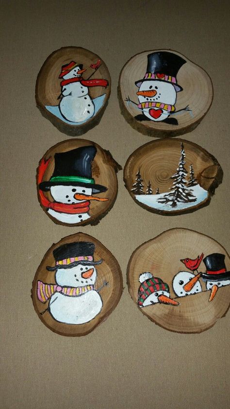 Painting Wood Slices Christmas, Wood Cookie Painting, Christmas Ornaments Homemade Wood, Christmas Painted Wood Slices, Wood Cookie Crafts, Wood Slice Crafts Christmas, Wood Cookie Ornaments, Wood Slice Art Christmas, Wood Slice Ornament Painted