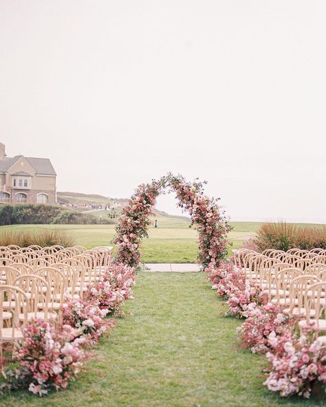 Wedding inspo • Instagram Altar Ideas Wedding, Backyard Nikkah, Outdoor Wedding Alter, Altar Flowers Wedding, Wedding Alter, Wedding Alters, Wedding Dressses, Light Pink Wedding, Altar Flowers