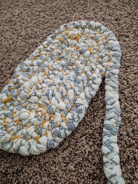 T Shirt Rugs Diy No Sew, Braided Rag Rug Tutorial, Braided Rug Tutorial, Hand Braided Rug, Rag Rug Diy, Rug Diy, Rag Rug Tutorial, Rope Rug, Braided Rug Diy