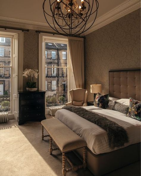 Small Luxury Hotels on Instagram: "Autumn light in Edinburgh at Nira Caledonia, our elegant pair of Georgian townhouses in the heart of Scotland’s capital city. @niracaledonia #smallluxuryhotels #edinburgh #autumn #witchingseason #edinburghlife #edinburghsnapshots #edinburghcity #scotland #fall" Edinburgh Home Interior, Edinburgh House Interior, London Townhouse Bedroom, Edinburgh Apartment Aesthetic, Edinburgh Townhouse, Edinburgh Autumn, Edinburgh Apartment, Edinburgh House, Scotland Fall